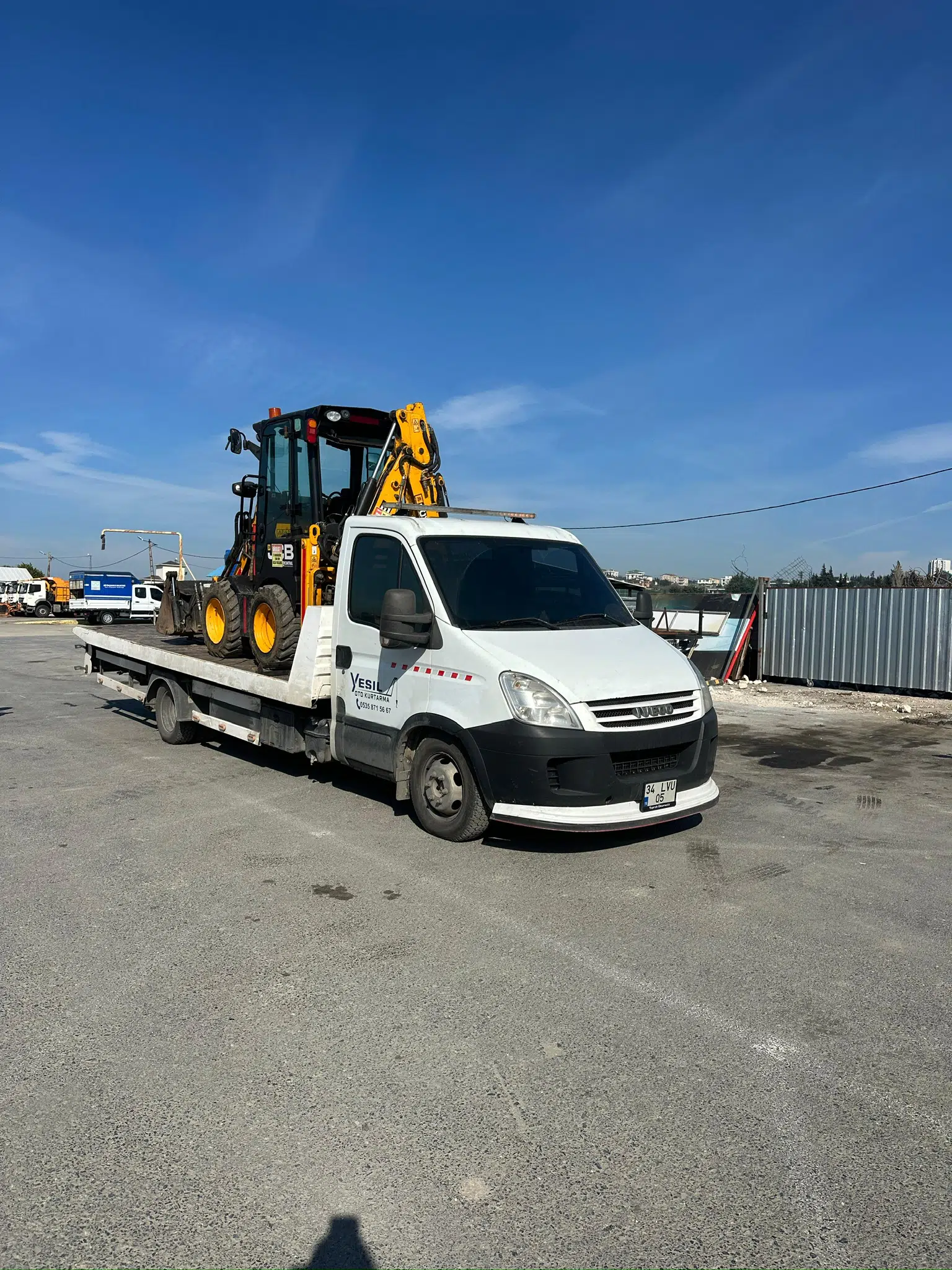 Kazıcı yükleyicinin çekici ile taşınması